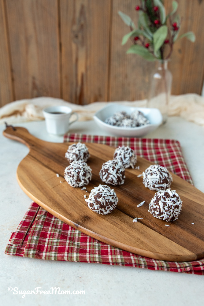 This classic Christmas treat for sugar free keto traditional rum balls is an easy recipe that takes just 5 minutes to make! This no bake recipe needs just 8 simple ingredients! Just 2 grams of net carbs.