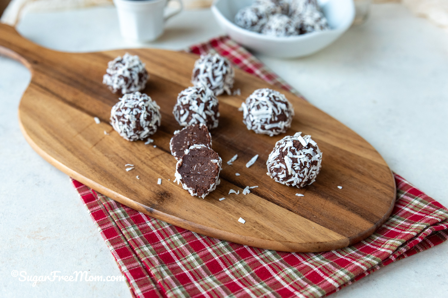 This classic Christmas treat for sugar free keto traditional rum balls is an easy recipe that takes just 5 minutes to make! This no bake recipe needs just 8 simple ingredients! Just 2 grams of net carbs.