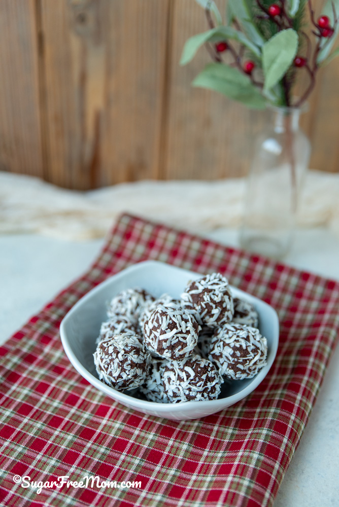 This classic Christmas treat for sugar free keto traditional rum balls is an easy recipe that takes just 5 minutes to make! This no bake recipe needs just 8 simple ingredients! Just 2 grams of net carbs.